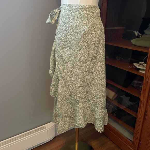 ✨3/$20✨ SHEIN Green Floral Asymmetrical Wrap Skirt - Picture 5 of 7